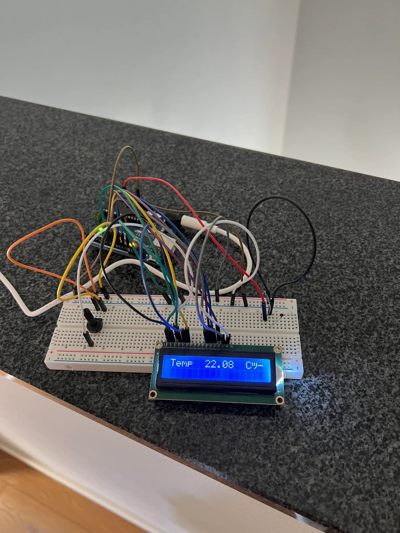 Arduino breadboard with an LCD reading 22 degrees
